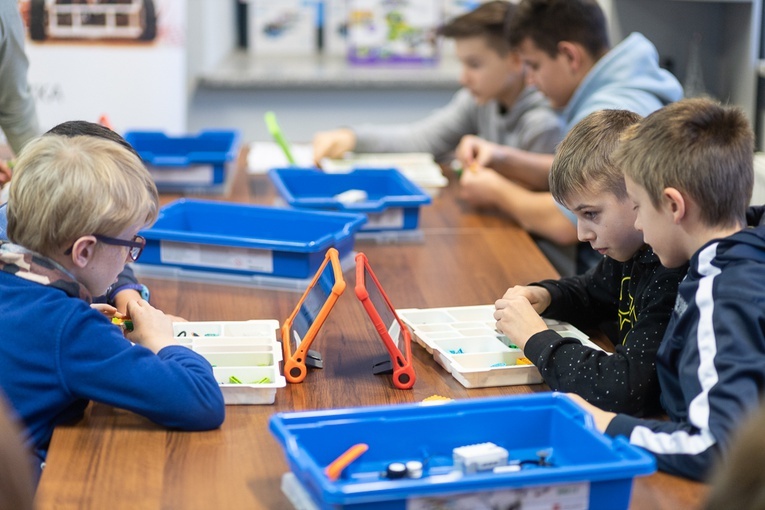 Ministranci budowali roboty