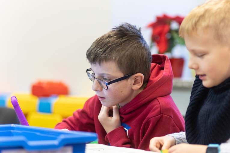 Ministranci budowali roboty