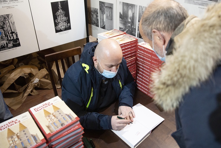 Promocja książki o bazylice