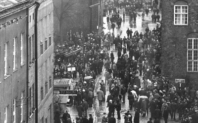 Grudzień ’70. Tłum na ul. Elżbietańskiej, na tyłach Komitetu Wojewódzkiego PZPR w Gdańsku i kościoła św. Elżbiety. 