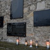 Lampki przed ścianą pamięci na murze kolegiaty św. Bartłomieja w Opocznie zapłonęły jeszcze w ciągu dnia.