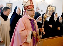 Biskup w czasie procesji wejścia w miejscowym kościele.
