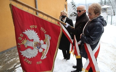 Poczet z 40-letnim sztandarem Solidarności z Rajczy.