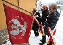 Poczet z 40-letnim sztandarem Solidarności z Rajczy.