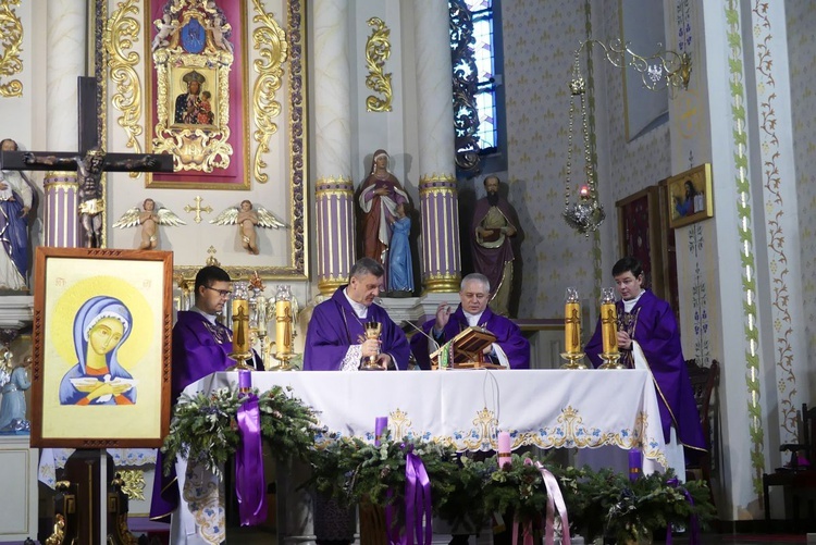 Bp Roman Pindel przewodniczył Mszy św. w 40. rocznicę ogłoszenia stanu wojennego, a zarazem poświęcenia sztandaru Solidarności w Rajczy.