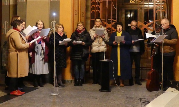 Schola z parafii św. Stanisława w Andrychowie podczas nabożeńswta do św. Jóefa w katedrze św. Mikołaja w Bielsku-Białej.