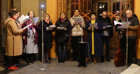 Schola z parafii św. Stanisława w Andrychowie podczas nabożeńswta do św. Jóefa w katedrze św. Mikołaja w Bielsku-Białej.