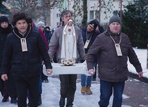 	Rzeźba towarzyszyła panom w modlitewnym marszu przez miasto. O pierwszej sobocie miesiąca pamiętali również w Pile, Słupsku i Szczecinku.