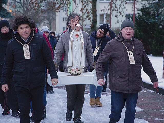 	Rzeźba towarzyszyła panom w modlitewnym marszu przez miasto. O pierwszej sobocie miesiąca pamiętali również w Pile, Słupsku i Szczecinku.