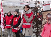 	Młodzież z ekonoma zachęca do wsparcia potrzebujących dzieci. 