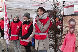 	Młodzież z ekonoma zachęca do wsparcia potrzebujących dzieci. 