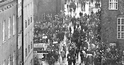 Grudzień ’70. Tłum na ul. Elżbietańskiej, na tyłach Komitetu Wojewódzkiego PZPR w Gdańsku i kościoła św. Elżbiety.