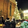 Figura św. Mikołaja w katedrze elbląskiej. Na zdjęciu kapłani i służba liturgiczna w trakcie uroczystości odpustowych.