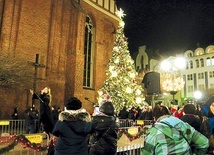 Figura św. Mikołaja w katedrze elbląskiej. Na zdjęciu kapłani i służba liturgiczna w trakcie uroczystości odpustowych.