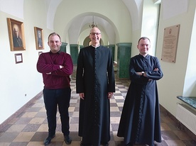 Michał (od lewej) i Marcin z ojcem duchownym ks. Wojciechem Rebetą.