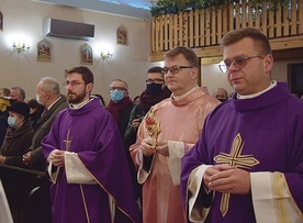 	Do kościoła wprowadzono relikwiarz bł. ks. Jerzego Popiełuszki.