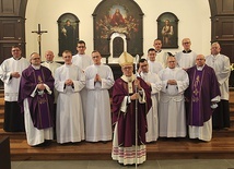 	Akolici z abp Wiktorem Skworcem, przełożonymi z seminarium i proboszczami rodzinnych parafii.