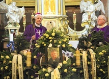 	Liturgii pogrzebowej przewodniczył  bp Marek Szkudło.