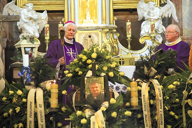 	Liturgii pogrzebowej przewodniczył  bp Marek Szkudło.