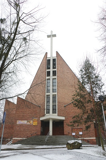 	Kościół powstał według projektu inż. Jerzego Kubicy i inż. Jacka Machnikowskiego. Budowę prowadził  ks. prob. Kazimierz Fyrla.