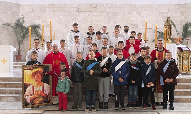  Do grona liturgicznej służby ołtarza zaliczają się  osoby w różnym wieku 