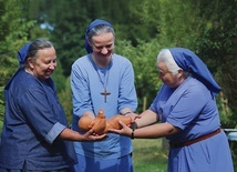 „Przyjmij z rąk Maryi maleńkiego Jezusa i nieś Go  na cały świat.  Bądź zawsze z Nim” to przesłanie małej siostry Magdaleny