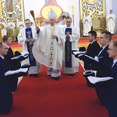 Sutanny poświęcił  bp Piotr Turzyński.