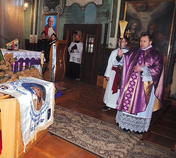 	Sztandar pobłogosławił ksiądz proboszcz.