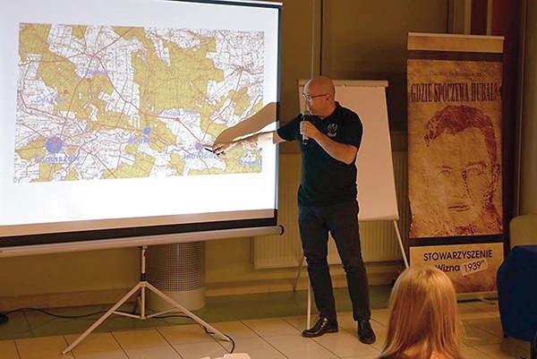 Jako miejsce, gdzie spoczywa mjr Henryk Dobrzański, Dariusz Szymanowski wskazuje kościół św. Idziego w Inowłodzu.