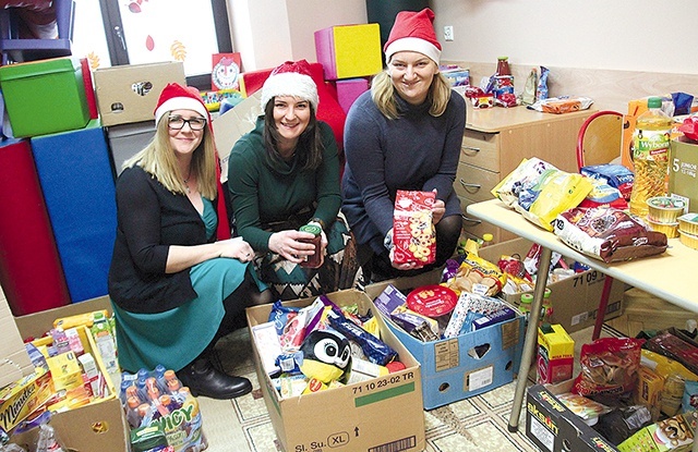 Wolontariuszki, pracownice DPS w Strumieniu,  przy zebranych przez siebie darach.