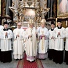 Wspólne zdjęcie kandydatów do święceń z biskupami i rektorem świdnickiego seminarium.