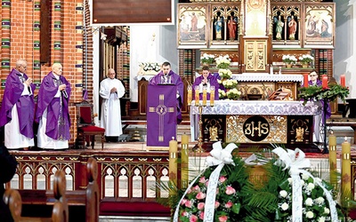 Uroczystości pogrzebowe odbyły się w wałbrzyskiej kolegiacie. 