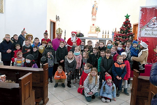 Wspólne zdjęcie uczestników mikołajkowego spotkania.