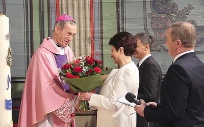 Hierarcha otrzymał od parafian m.in. pamiątkowy medal z napisem: „Praca parafian dokonała cudu”.