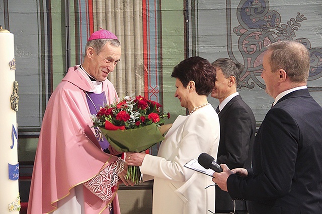 Hierarcha otrzymał od parafian m.in. pamiątkowy medal z napisem: „Praca parafian dokonała cudu”.