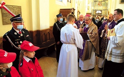 Tablicę poświęconą śp. ks. Janowi Rybakowi pobłogosławił biskup kielecki Jan Piotrowski.