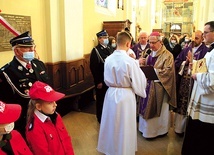 Tablicę poświęconą śp. ks. Janowi Rybakowi pobłogosławił biskup kielecki Jan Piotrowski.