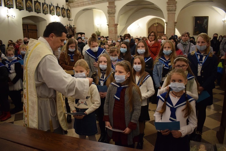Nałożenie medalików.