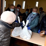 Ponad 87 tys. posiłków i paczki na święta