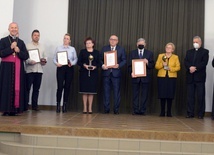 Laureaci Złotych Kul i Medalu „Servire in caritate” z bp. Markiem Solarczykiem.