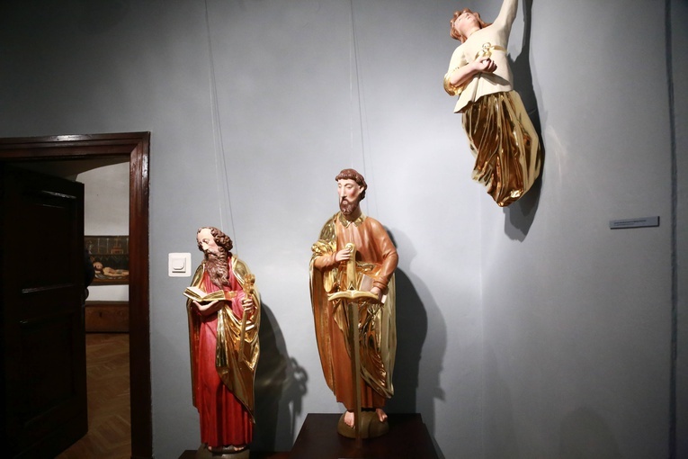 Wystawa rzeźb z głównego ołtarza sądeckiej bazyliki
