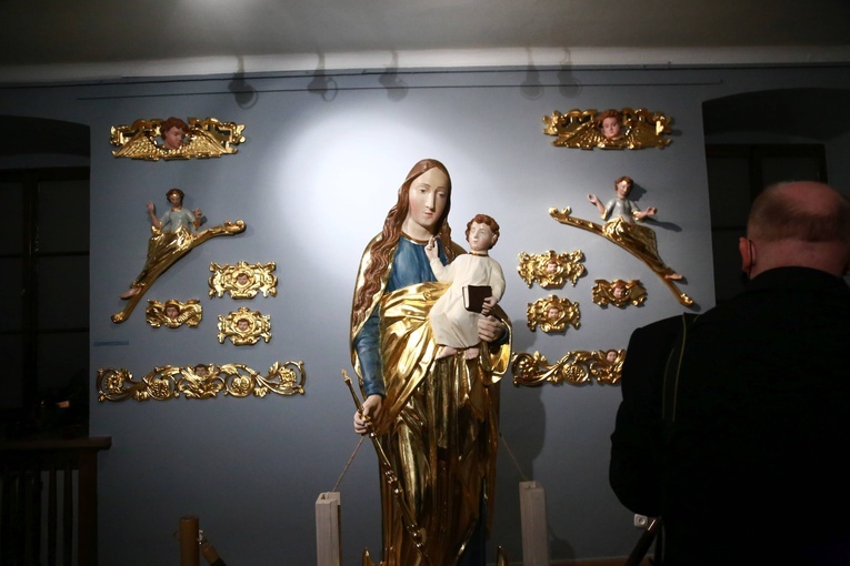 Wystawa rzeźb z głównego ołtarza sądeckiej bazyliki
