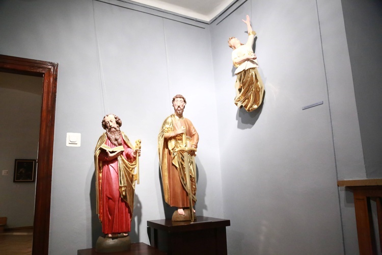 Wystawa rzeźb z głównego ołtarza sądeckiej bazyliki
