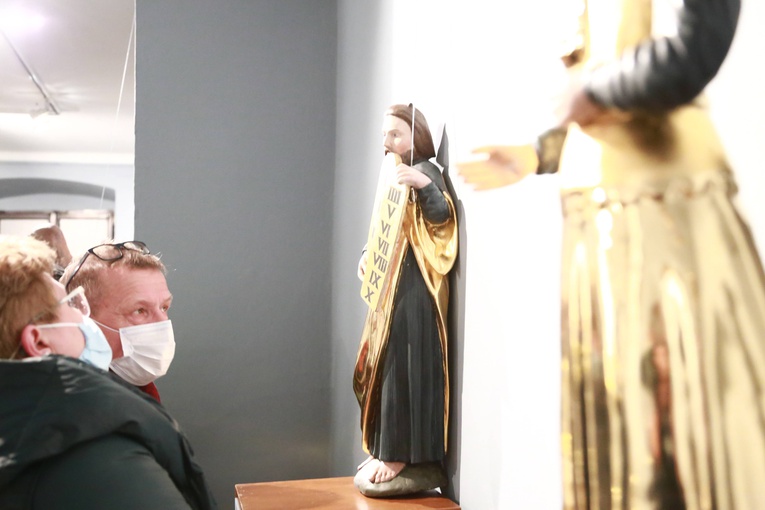 Wystawa rzeźb z głównego ołtarza sądeckiej bazyliki