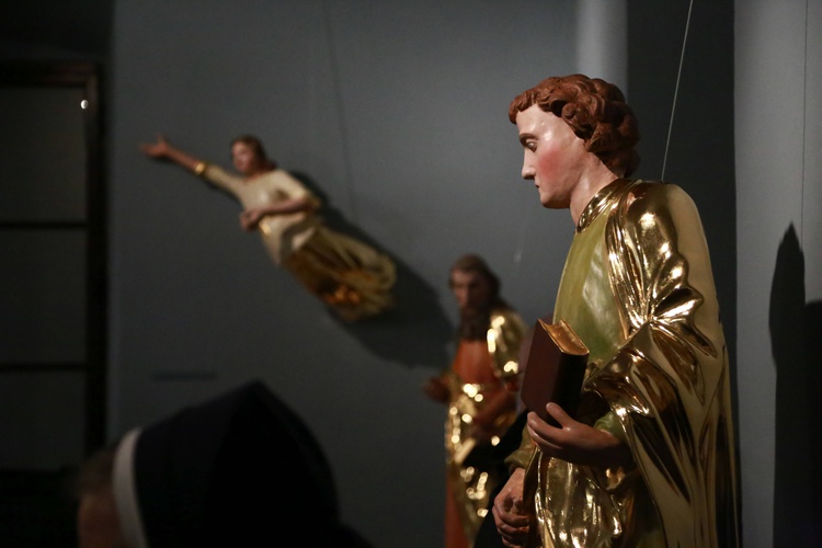 Wystawa rzeźb z głównego ołtarza sądeckiej bazyliki