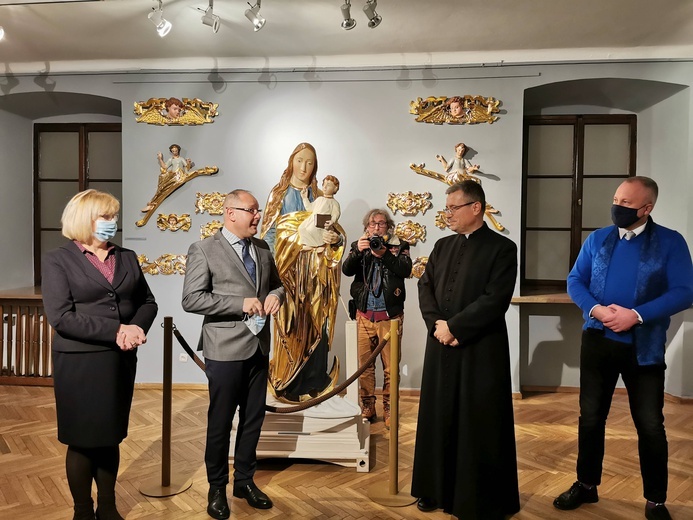 Wystawa rzeźb z głównego ołtarza sądeckiej bazyliki