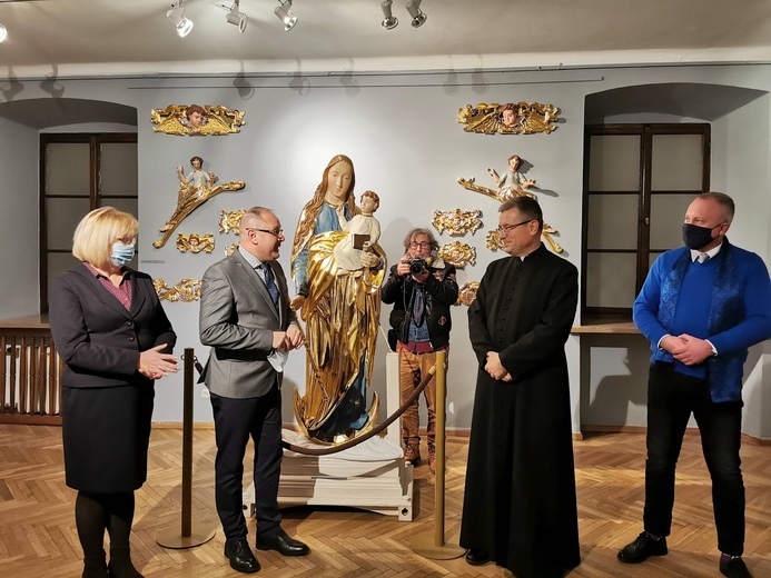 Wystawa rzeźb z głównego ołtarza sądeckiej bazyliki