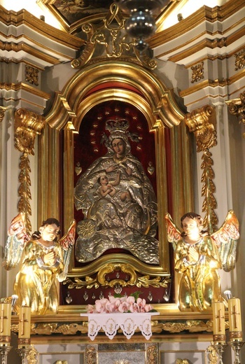 Wizerunek Matki Bożej Pocieszenia w ołtarzu głównym kościoła w Rzykach.