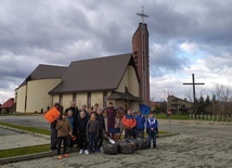 Parafia w Śwniarsku pomaga misjom w nakrętkowej akcji.