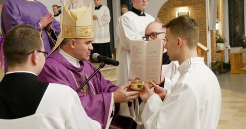- Przyjmij naczynie z chlebem do sprawowania Eucharystii i tak postępuj, abyś mógł godnie służyć Kościołowi przy stole Pańskim - mówił bp Zieliński.